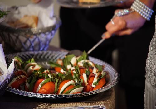 Entre os pratos deliciosos para o Réveillon está a salada caprese de rúcula