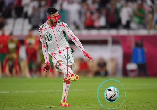 jogador de futebol no campo com a bola é analisado por pontos de inteligência artificial