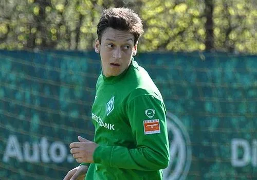 O meia Mesut Özil já atuou pelo Werder Bremen, Real Madrid e Arsenal